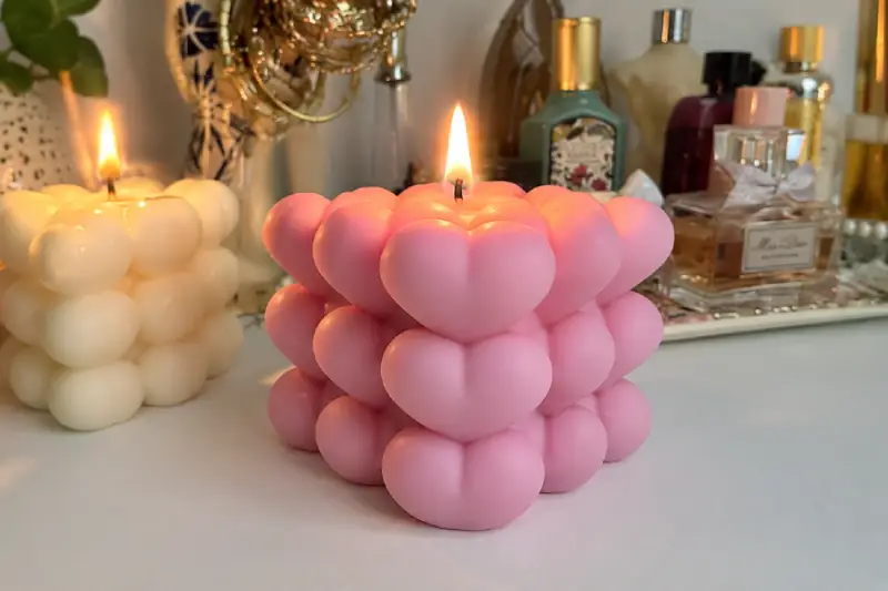 Vela cubo formada por corazones