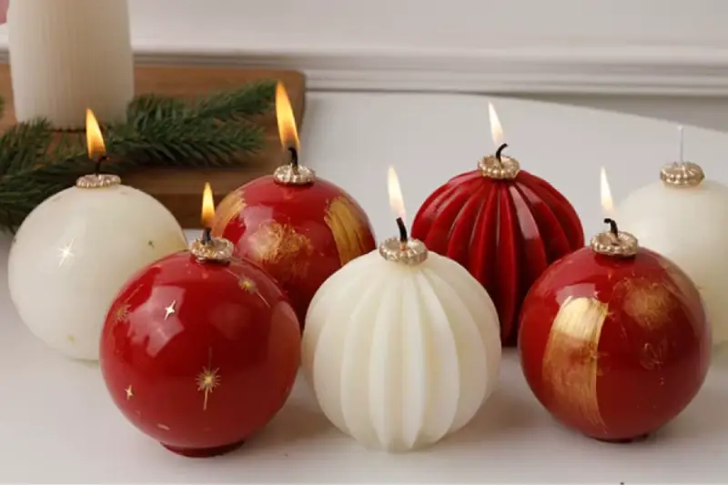 Velas en forma de esferas navideñas